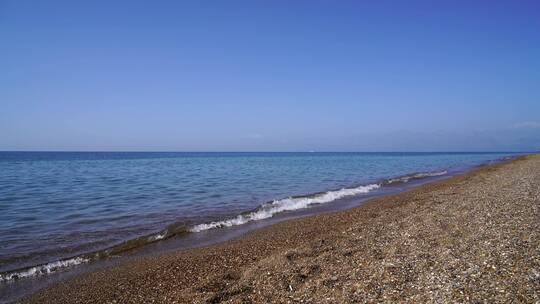 海浪冲击着海岸