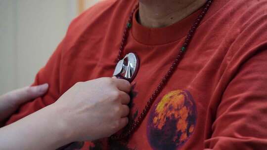 社区医生上门看望老人检查身体健康