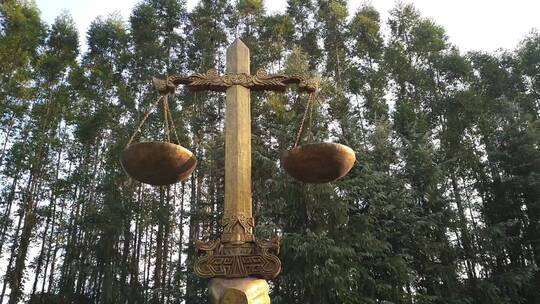 公园青铜雕塑的天平代表公正