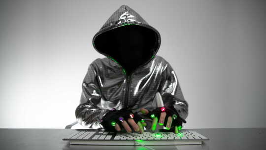 穿着银色夹克的电脑黑客视频素材模板下载