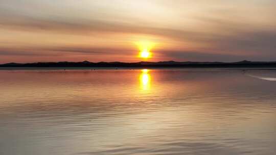 湖水天空夕阳晚霞