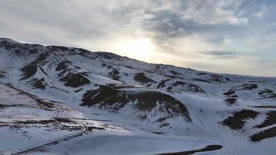 新疆伊犁冬季那拉提草原雪景库尔德宁雪山