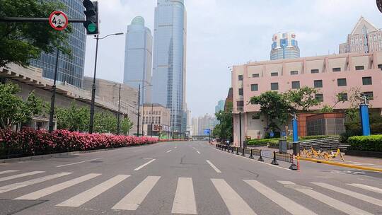 上海封城中的阳光灿烂空旷都市