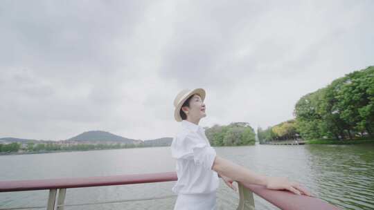 知性优雅女人湖面栈桥上展望未来享受宁静