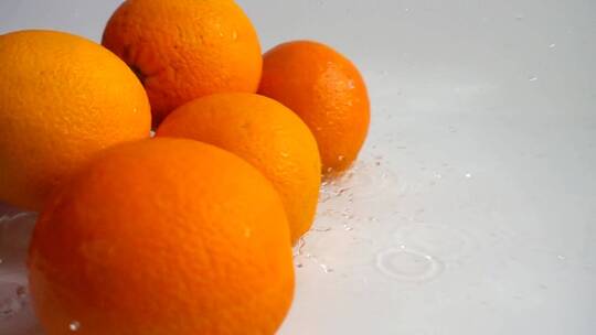鲜橙在水中滚动视频素材模板下载