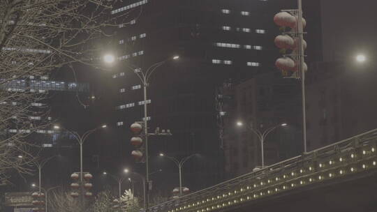 武汉疫情封城 写字大楼灯光 雨雪夜上部近景