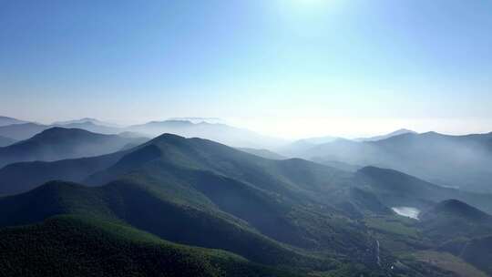 4k航拍清晨日出群山青山万重山平流雾云海