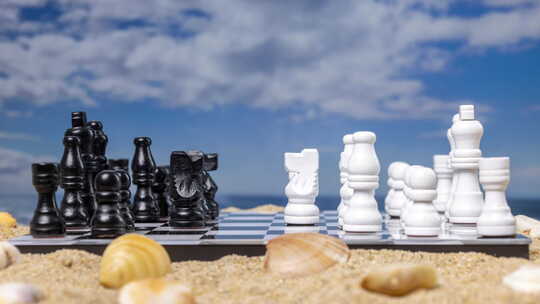 美丽海滩上的国际象棋