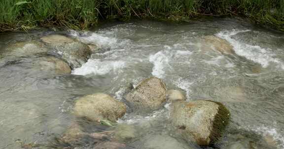 灌溉沟里流动着淡水