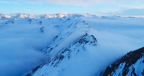 四川巴郎山雪山日落美丽云海风景航拍延时