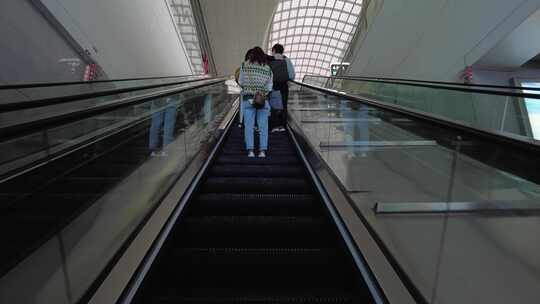杭州火车东站进站口乘坐电梯运镜镜头视频素材模板下载