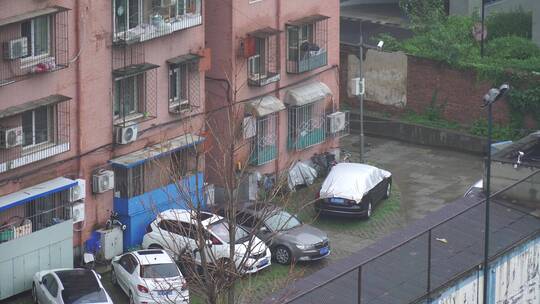 雨中楼房小区停车场下雨