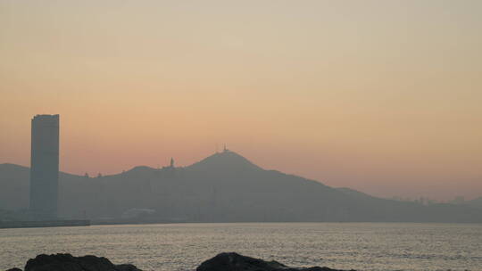 海边日出日落黑石礁海边日出