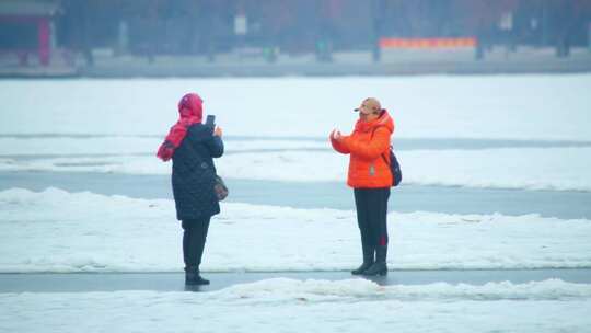 女人结冰湖面摆拍 美好生活 冰天雪地美景