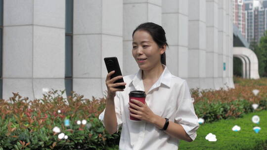 亚洲东方中国女性户外办公打电话玩手机视频素材模板下载