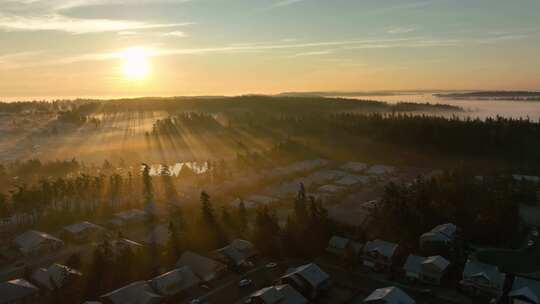 当阳光穿过早晨时的橡树港附近被霜冻覆盖的鸟瞰图