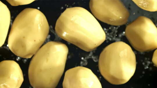 许多新鲜土豆在慢动作中下落