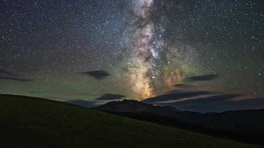 新疆伊犁大草原的银河星空延时