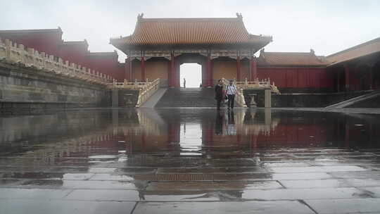 北京故宫中右门雨中风景