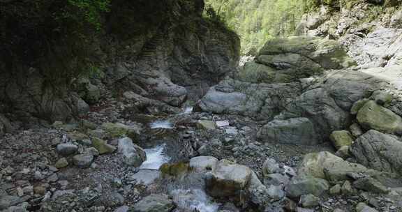 长镜头拍摄大山深处溪流瀑布秘境