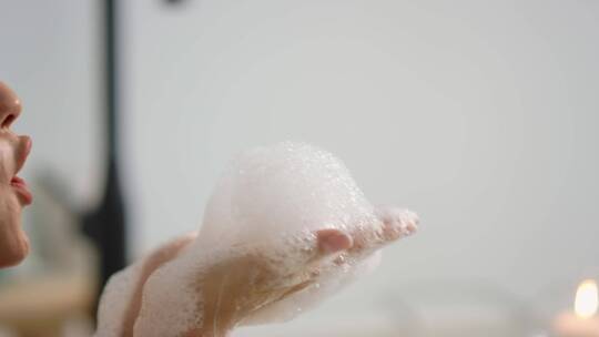 洗泡泡浴的女人视频素材模板下载