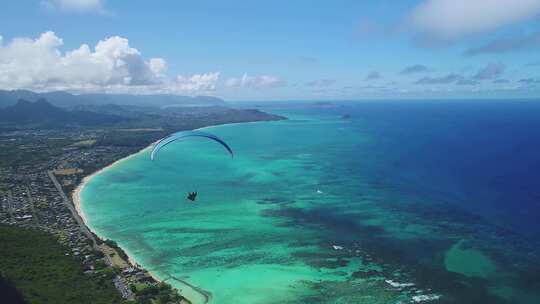 海滨城市滑翔伞唯美风景清澈见底大海