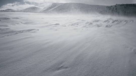 暴风雪山脉强风天气