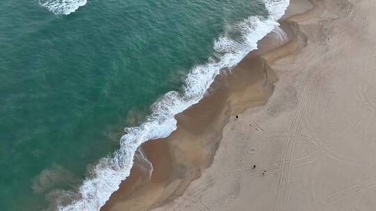 航拍俯瞰海南万宁沙滩海浪视频素材模板下载