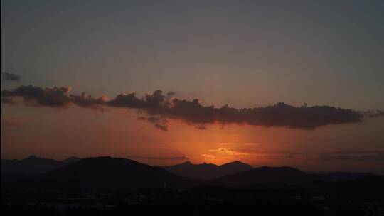 山上日出阳光云朵延时山峰风景早上太阳升起