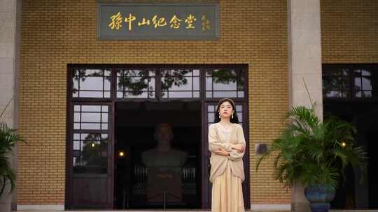 一个女人站在孙中山纪念堂门口女性游客