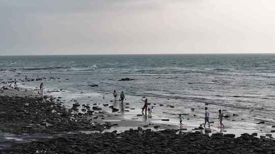 涠洲岛海边游客