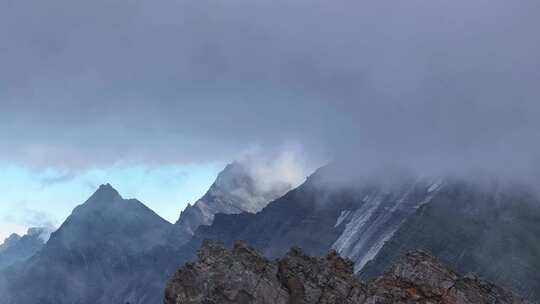 航拍四川岷山山脉雪宝顶群山风光