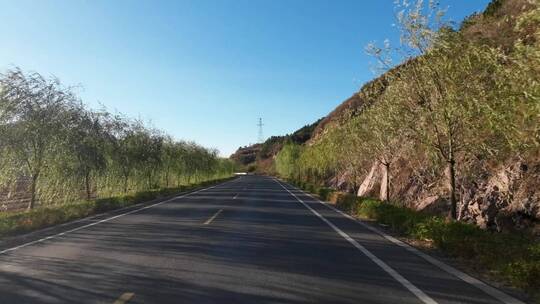 开车第一视角沿途风景 行驶在公路上