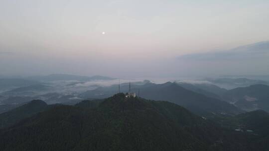 航拍清晨大山云雾缭绕