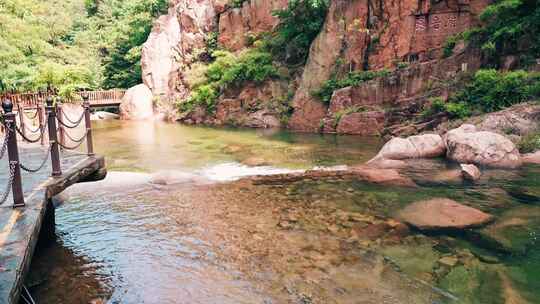 山涧流水瀑布