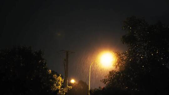 雨天户外的明亮路灯
