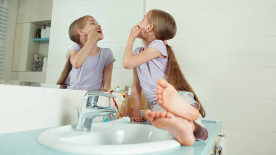 一个女孩坐在梳洗台上照镜子发现龋齿后露出悲伤的表情