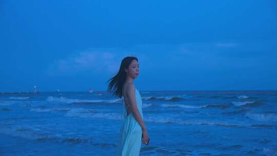 海边的人们欣赏着海景