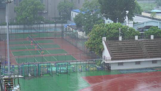 暴雨中下雨时的操场跑道