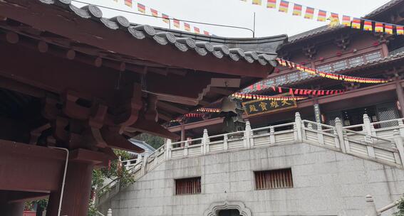 昭山观音寺大雄宝殿旁建筑航拍高清在线视频素材下载