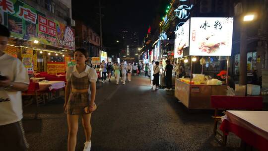 广西南宁中山路美食街夜市烧烤摊夜生活街景