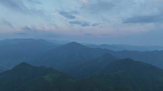 雨后的安徽黄山市黄山区汤口镇旅游景区小镇