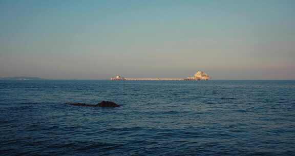 山东烟台日落蓝调时刻海上建筑空镜