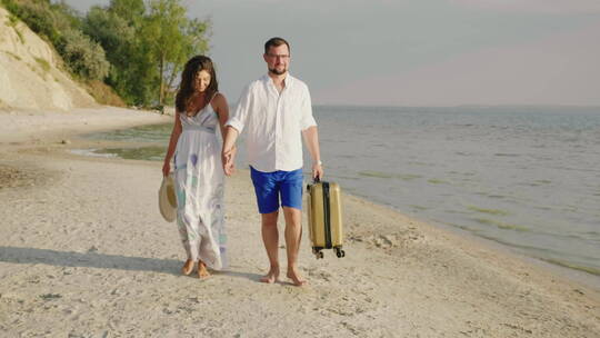 恩爱的夫妇正沿着热带海滩散步