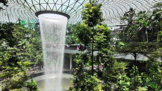 新加坡樟宜机场瀑布与网红小火车