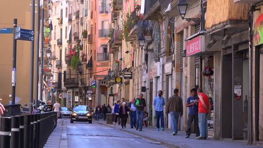 人们在西班牙巴塞罗那的一个街区散步视频素材模板下载