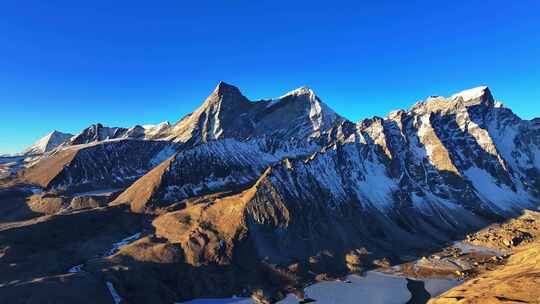 西藏日喀则阿玛直米雪山日照金山高空航拍