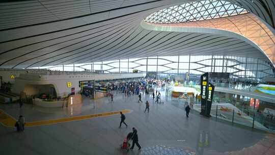 北京大兴国际机场航站楼内建筑与旅客视频素材模板下载