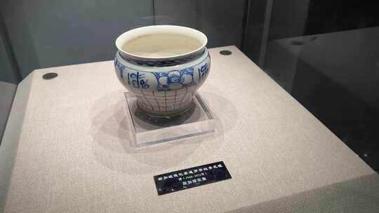 博物馆里展示的陶瓷青釉瓷器