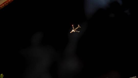 飞机划过夜空